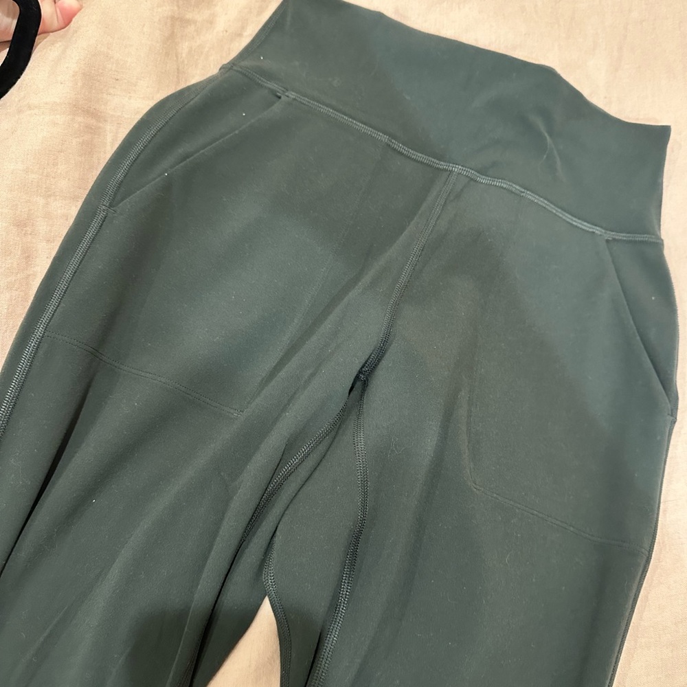 LULULEMON High-Waisted Green Jogger